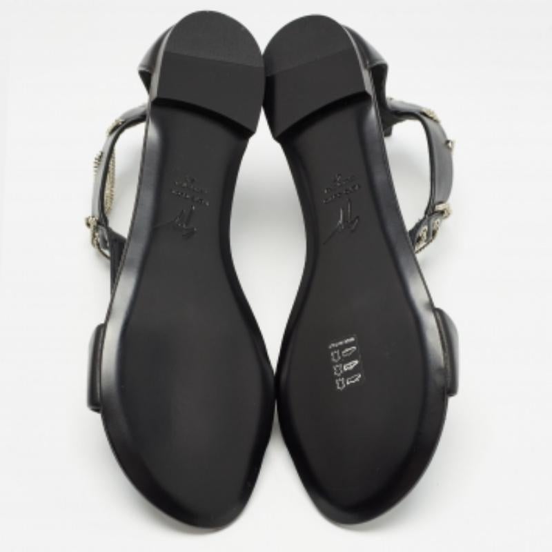 Giuseppe Zanotti Sandalias planas de piel negra con cadena de rollo talla 41 en venta 4