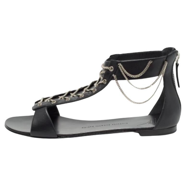 Giuseppe Zanotti Sandalias planas de piel negra con cadena de rollo talla 41