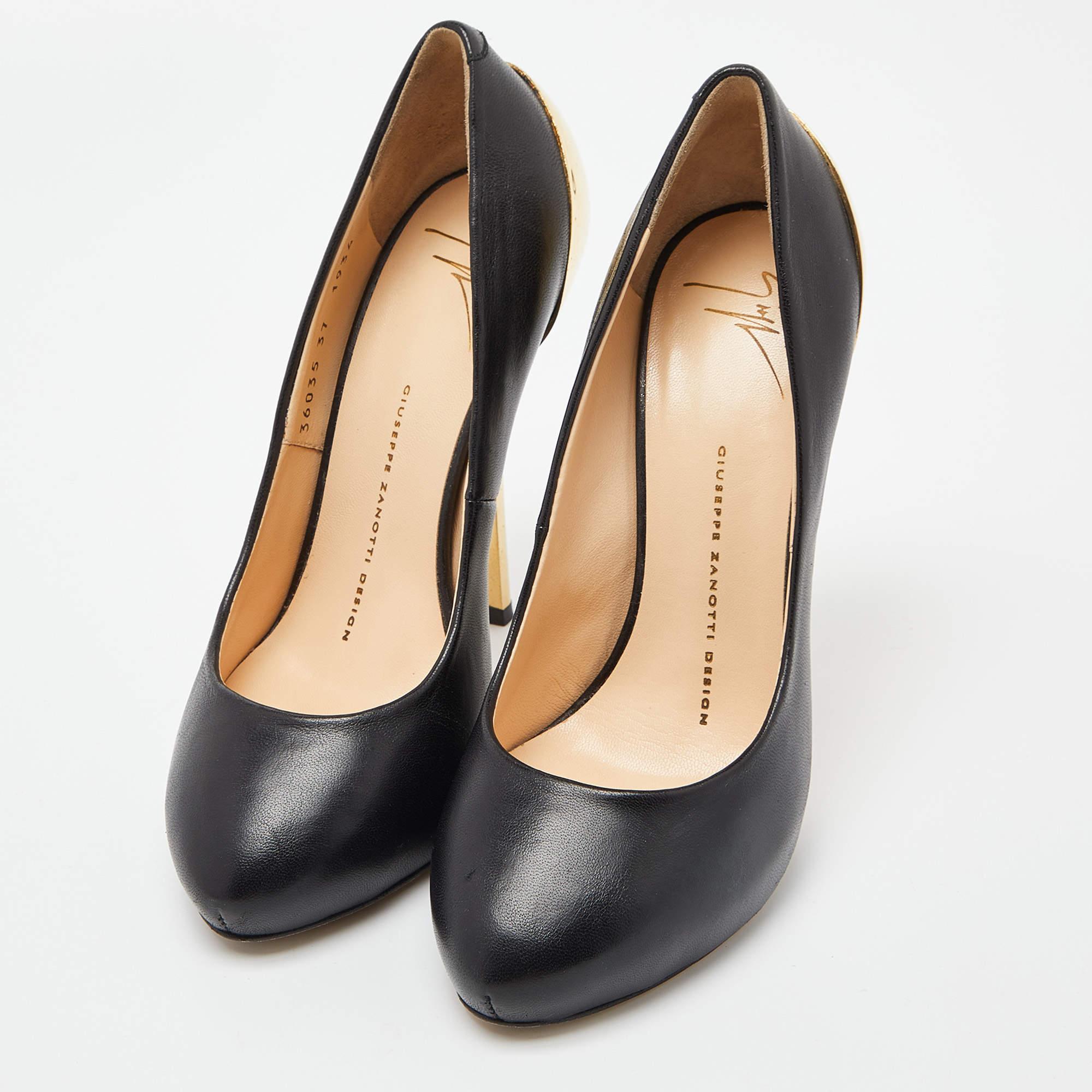 Faites preuve de chic avec ces escarpins de créateur. Ils présentent des talons robustes et des semelles durables, parfaits pour vos sorties à la mode.