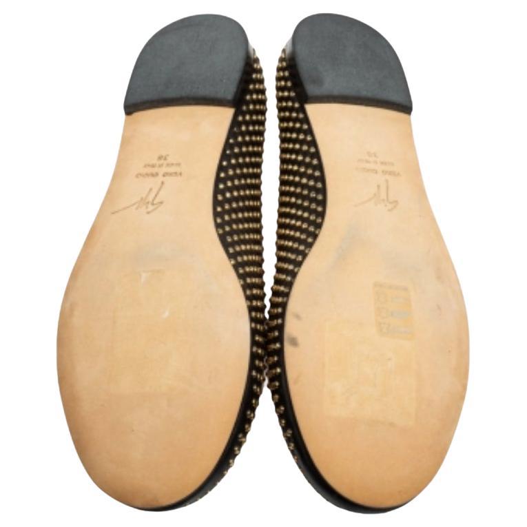 Offrez à vos pieds un traitement à la fois élégant et confortable avec ces ballerines Giuseppe Zanotti. Cette paire noire est réalisée en cuir et artistiquement ornée de clous dorés qui lui confèrent une touche glamour. Associez-les à un jean ou à