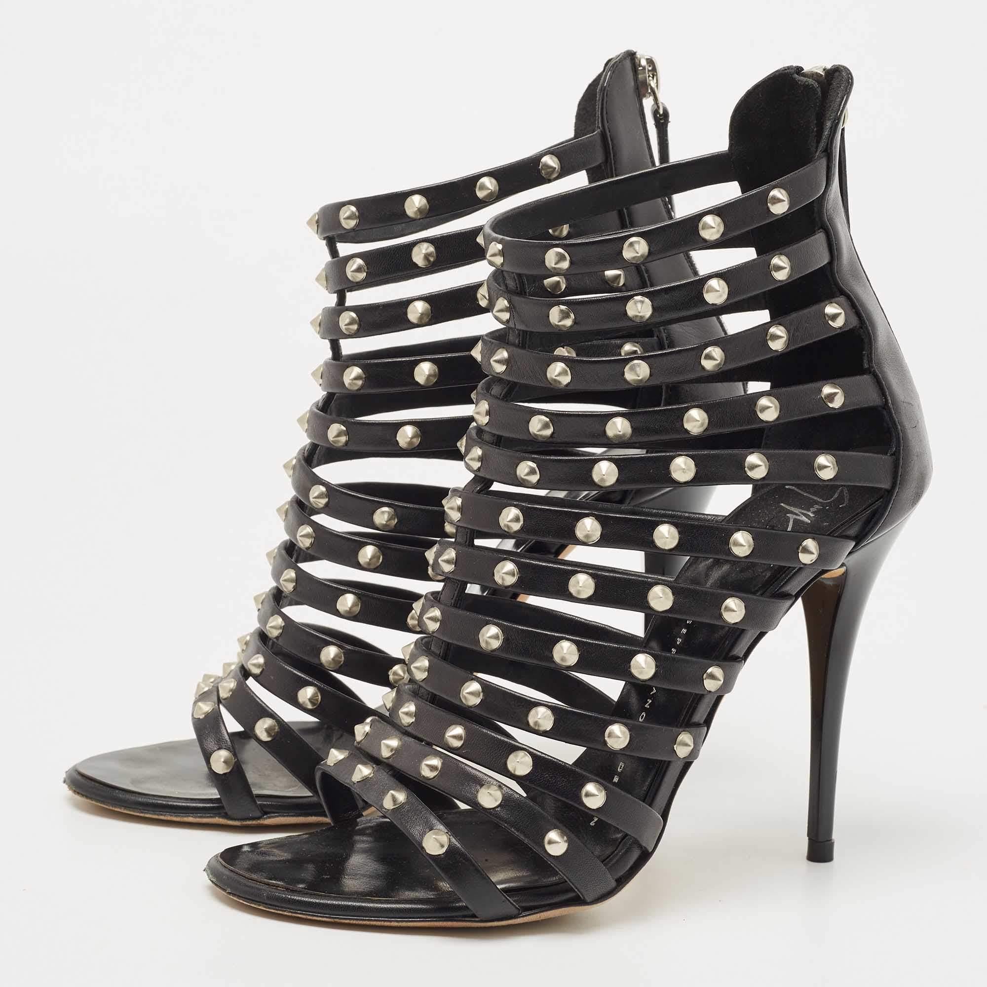 Cette élégante paire de sandales de Giuseppe Zanotti est encore plus belle aux pieds. Ces chaussures sont dotées d'un extérieur en cuir à lanières, d'orteils ouverts et d'une quincaillerie argentée. Elles sont montées sur des talons de 10 cm.