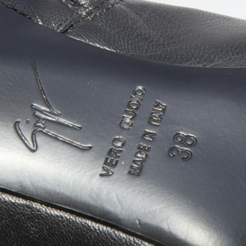 Aucune marque ne comprend mieux que la maison Giuseppe Zanotti le mélange de la haute couture et du confort. Il s'agit d'une paire de bottines en cuir noir qui apportera une touche de luxe à votre ensemble. Les bottines sont dotées de bouts pointus,