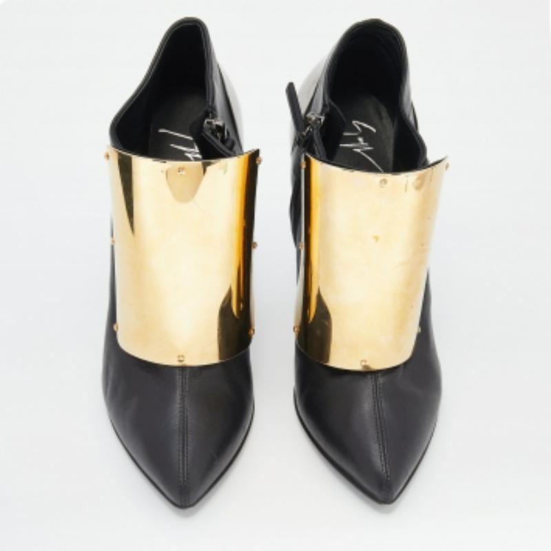 Giuseppe Zanotti bottines en cuir noir avec velcro Taille 38 Bon état - En vente à Dubai, Al Qouz 2