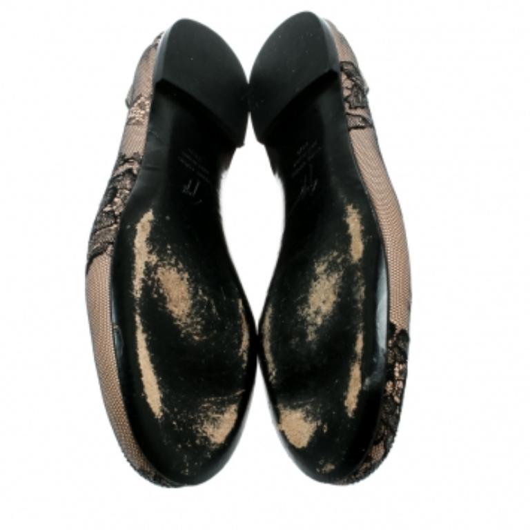 Abbaglia in tutta comodità con queste ballerine di Giuseppe Zanotti. Sono ricoperte da una rete di pizzo e sono decorate con cristalli sulle punte rotonde. Le ballerine sono dotate di solette in pelle per agevolarti.