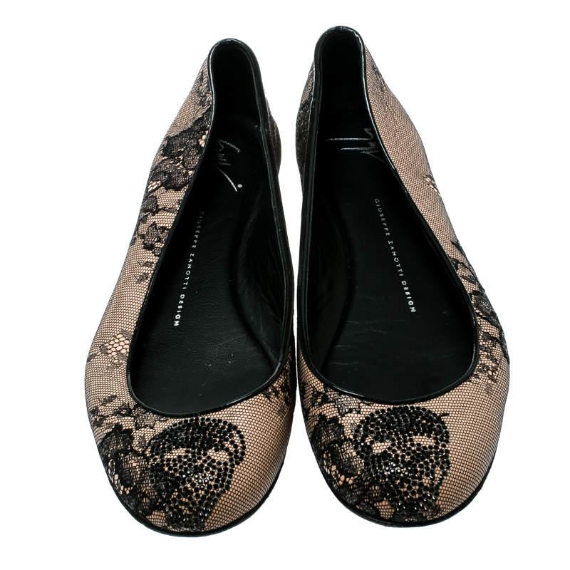 Dazzle in comfort with these ballet flats from Giuseppe Zanotti. They're covered in lace mesh and designed with crystals on the round toes. The flats are complete with leather insoles for your ease.

