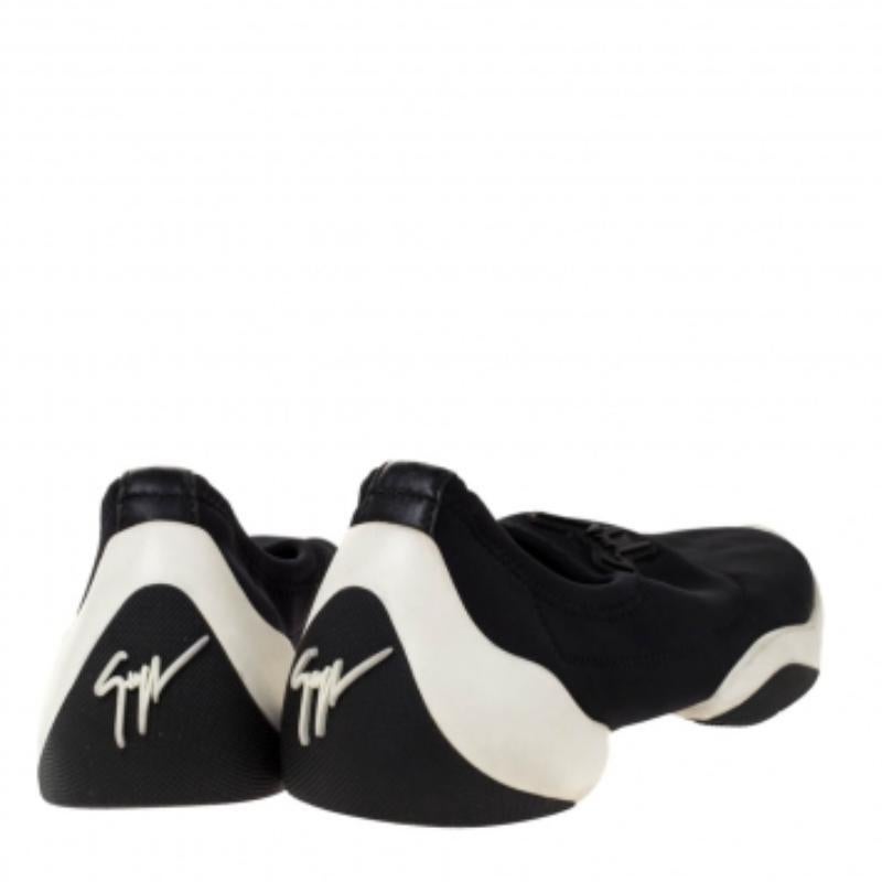 Diese Sneakers von Giuseppe Zanotti, die die Verschmelzung von Sport und Luxusmode zelebrieren, sind es auf jeden Fall wert, den Preis zu erhöhen. Sie sind schnürsenkellos und mit Neopren im Sockenstil gut verarbeitet. Dieses stilvolle Paar ist voll