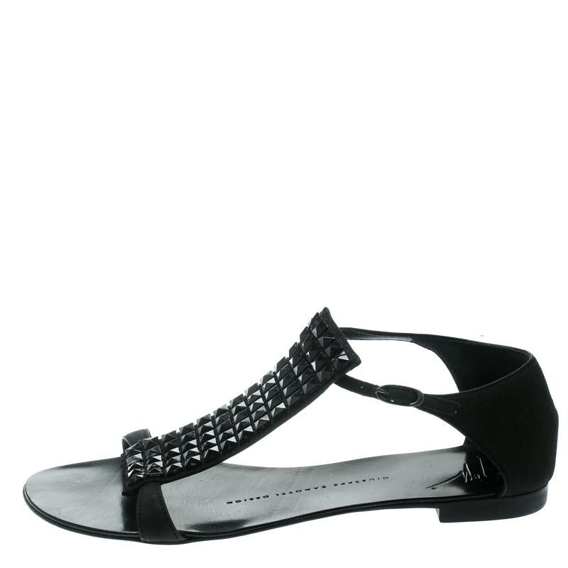 Minimalist yet fashionable, these flats sandals from Giuseppe Zanotti are a must buy! The black sandals are crafted from nubuck leather and feature an open toe silhouette. They flaunt a studded middle strap and come equipped with buckled ankle