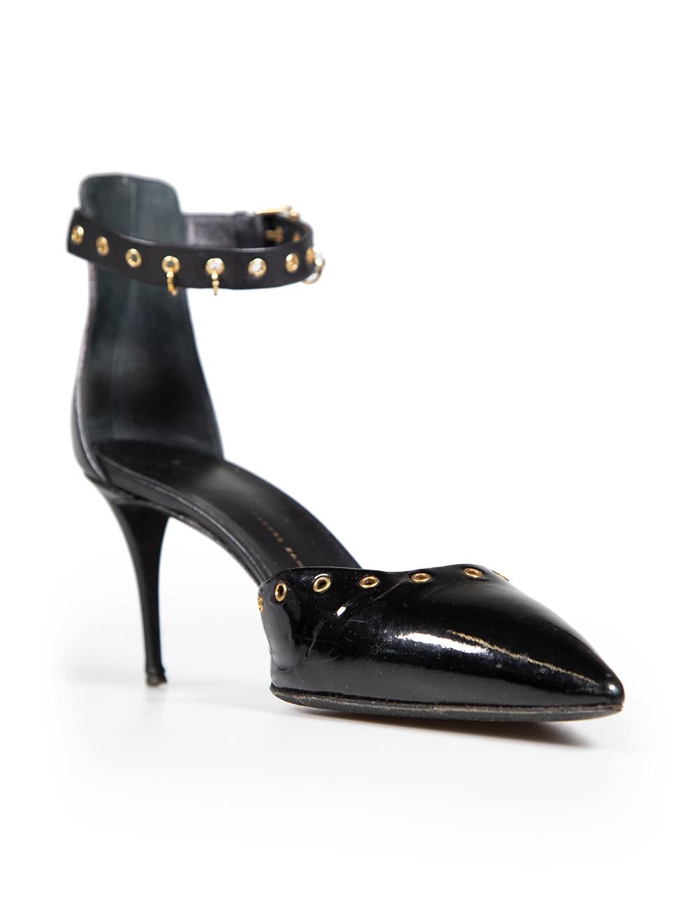 L'ÉTAT est bon. L'usure générale des chaussures est évidente, il y a un froissement général du cuir autour de l'avant de la chaussure. Les semelles intérieures en cuir ont toutes deux des indentations autour de la zone arrière et le talon a