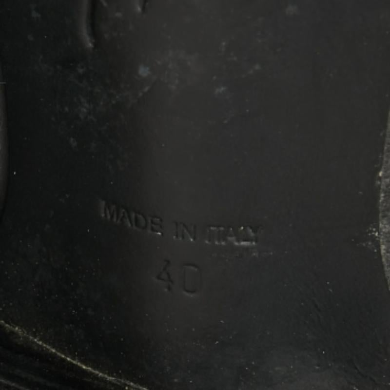 Polies et élégantes, ces pantoufles de smoking Giuseppe Zanotti affichent leur panache ! Confectionnés en cuir verni noir et en satin, ils présentent des bouts pointus, un style à enfiler et des talons de 2,5 cm. Incorporez un élément de luxe à