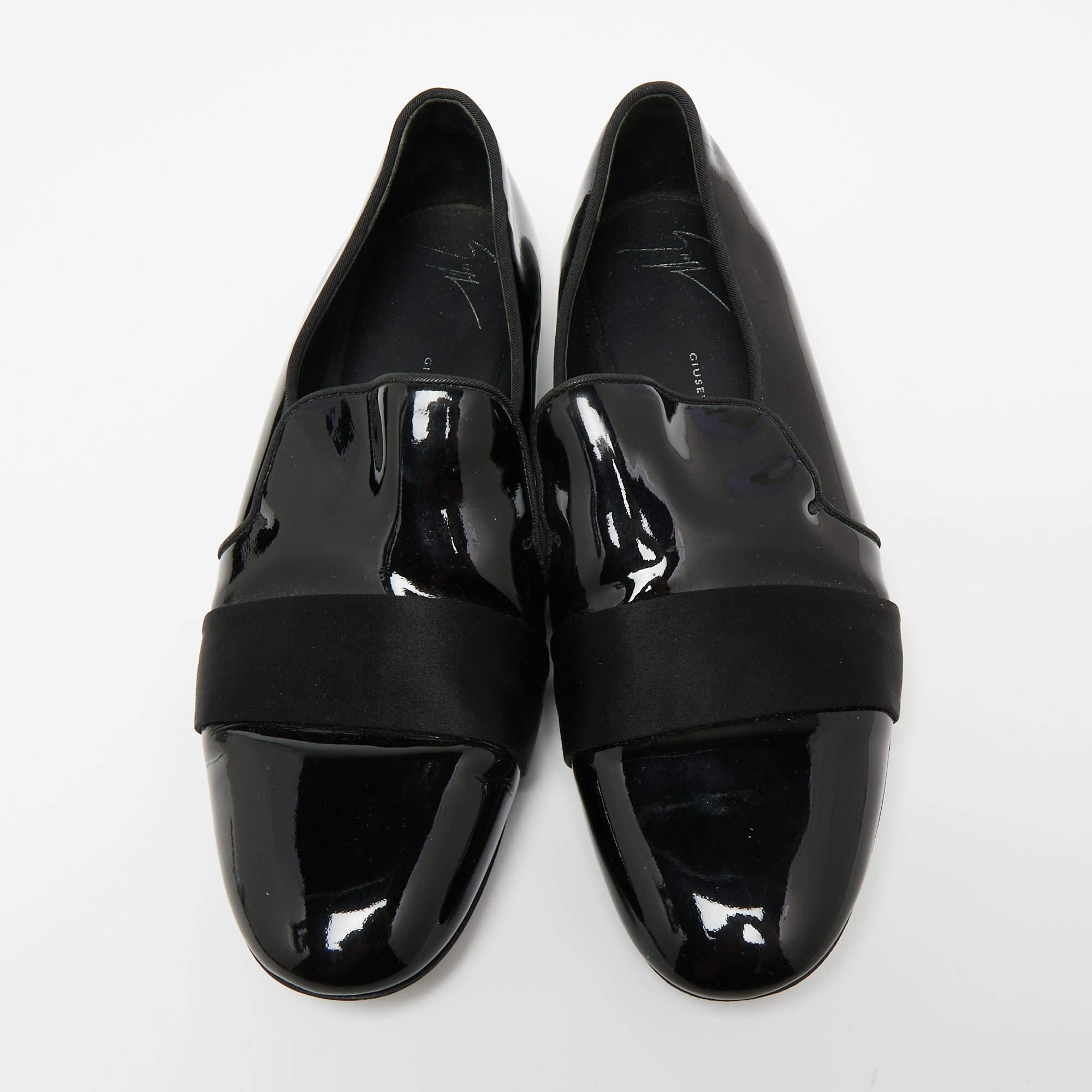 Polished and classy, these smoking slippers from Giuseppe Zanotti are all about flaunting panache! They are crafted using black patent leather and satin and showcase cap toes, a slip-on style, and 2.5 cm heels. Incorporate a luxe element into your