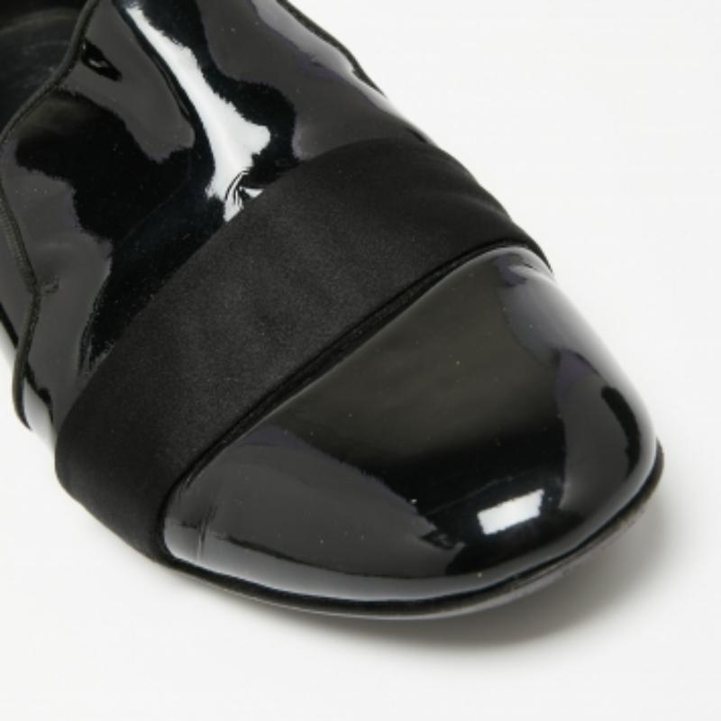 Giuseppe Zanotti Chaussons de smoking en cuir verni et satin noir Taille 40 Bon état - En vente à Dubai, Al Qouz 2