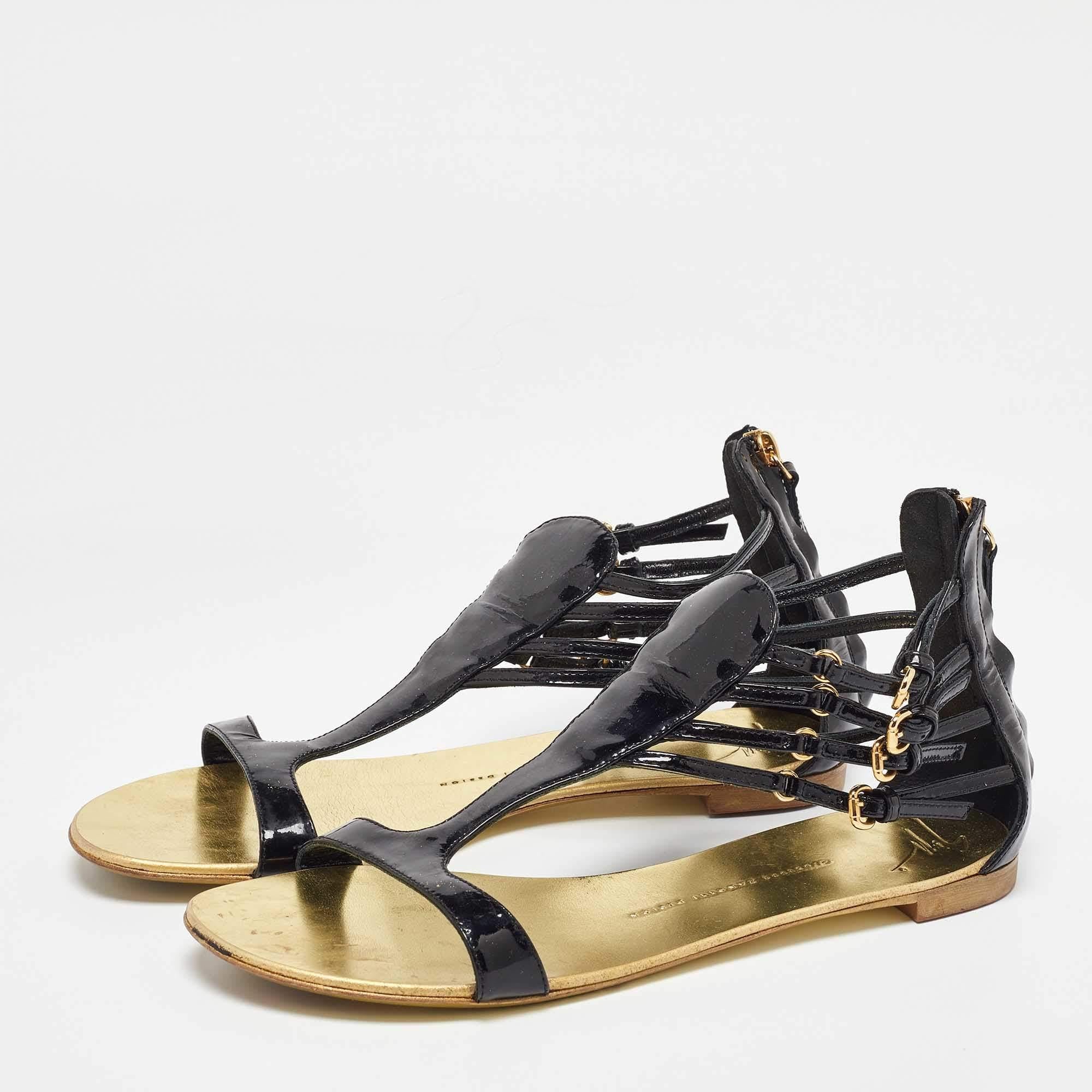 Enmarca tus pies con estas sandalias planas Giuseppe Zanotti. Creadas con los mejores materiales, estas bailarinas son perfectas para combinar con faldas cortas midi y maxi.