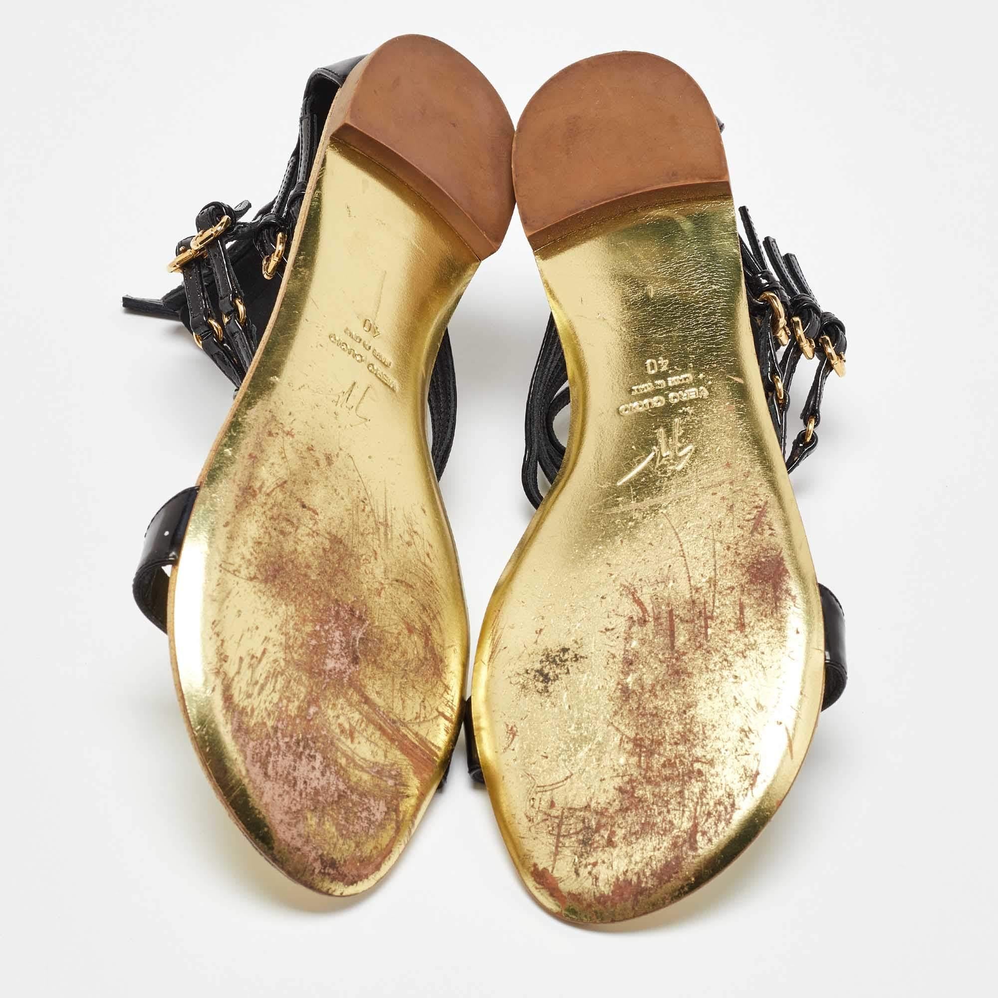 Giuseppe Zanotti Sandalias planas con tira al tobillo de charol negro talla 40 en venta 1