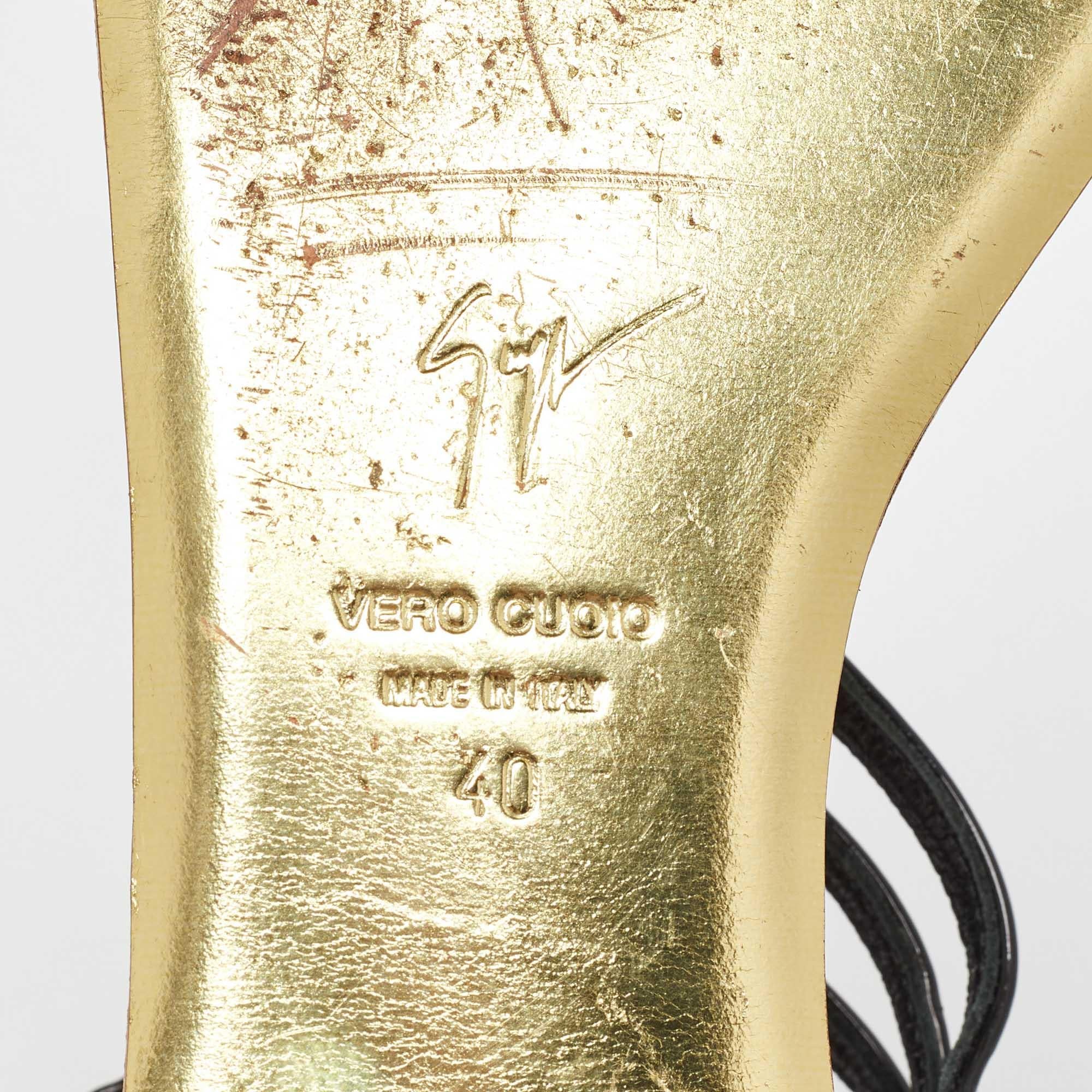 Giuseppe Zanotti Sandalias planas con tira al tobillo de charol negro talla 40 en venta 2