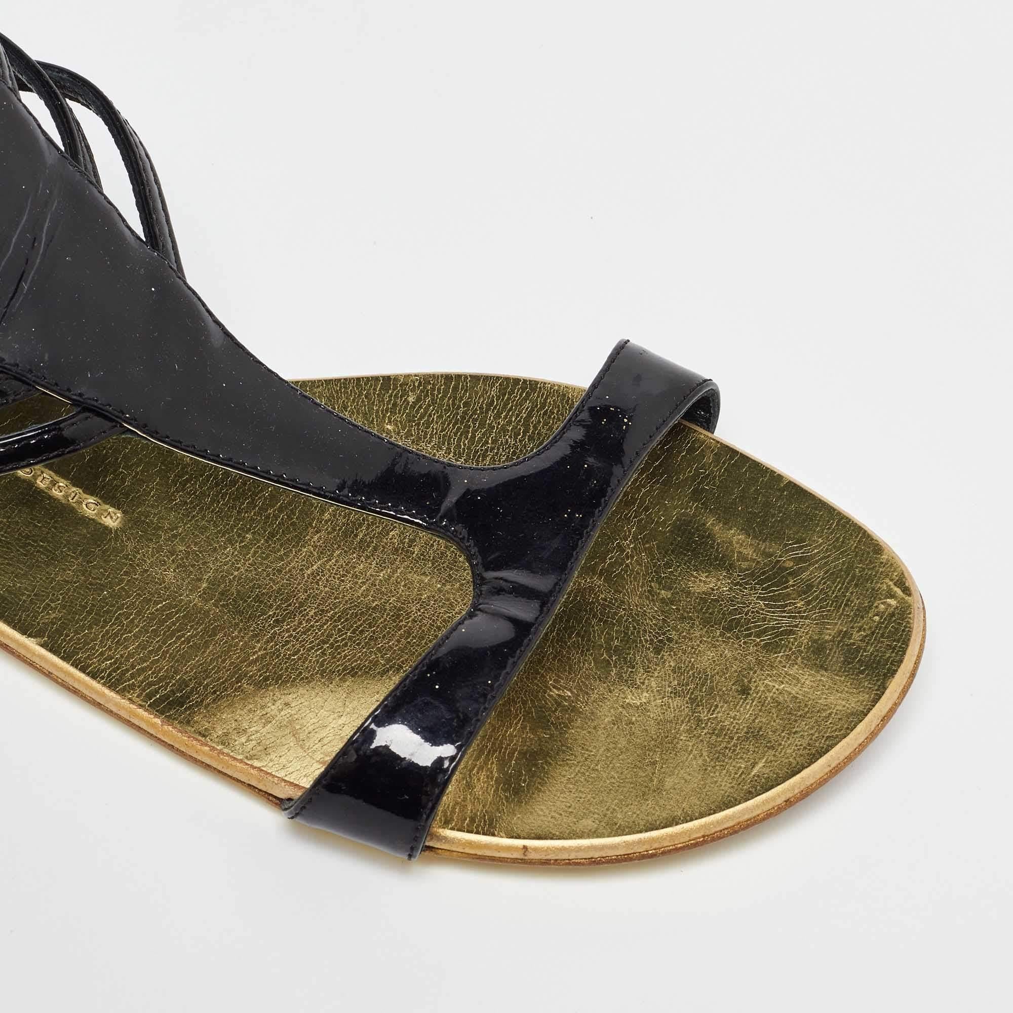 Giuseppe Zanotti Sandalias planas con tira al tobillo de charol negro talla 40 en venta 3