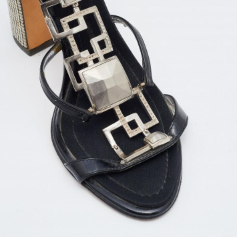 Complementa tu conjunto con estos auténticos zapatos de diseño. Atemporales y con clase, tienen una construcción sorprendente para una calidad duradera y un ajuste cómodo.