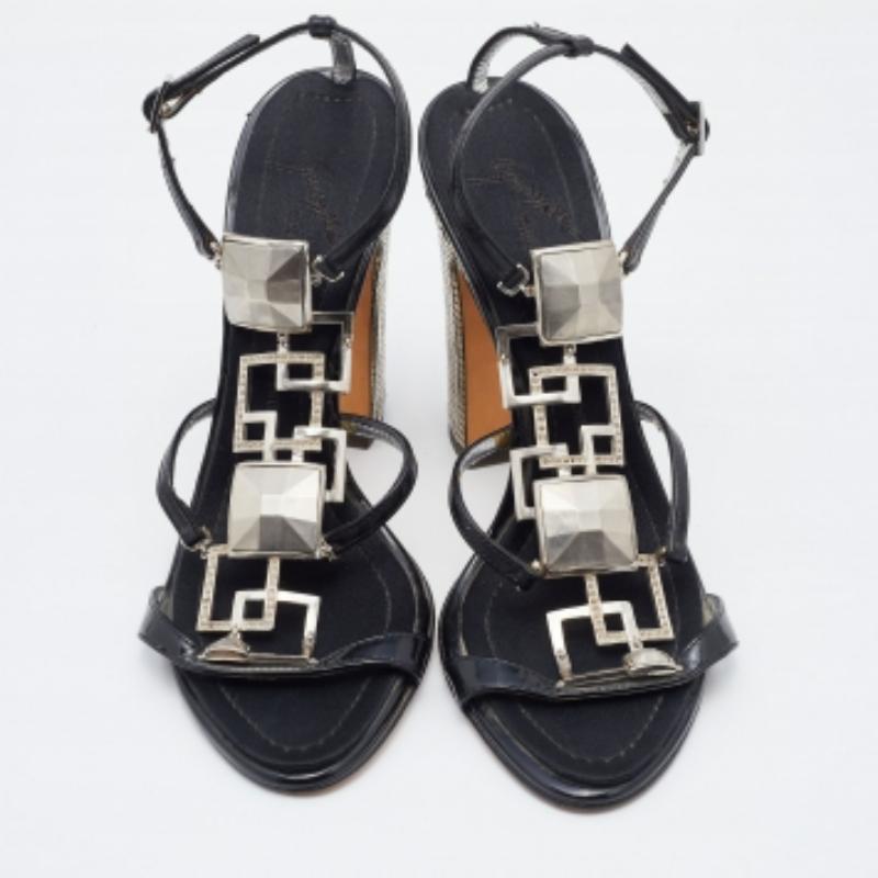 Giuseppe Zanotti Sandalias negras de charol con tacón bloque y tira al tobillo talla 37 en Bueno estado para la venta en Dubai, Al Qouz 2