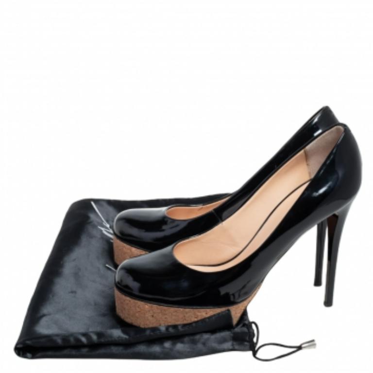 La maison Giuseppe Zanotti nous offre cette magnifique paire d'escarpins noirs, polyvalents et dignes d'être portés. Confectionnées en cuir verni, elles sont dotées de bouts ronds et de talons soutenus par des plates-formes en liège.