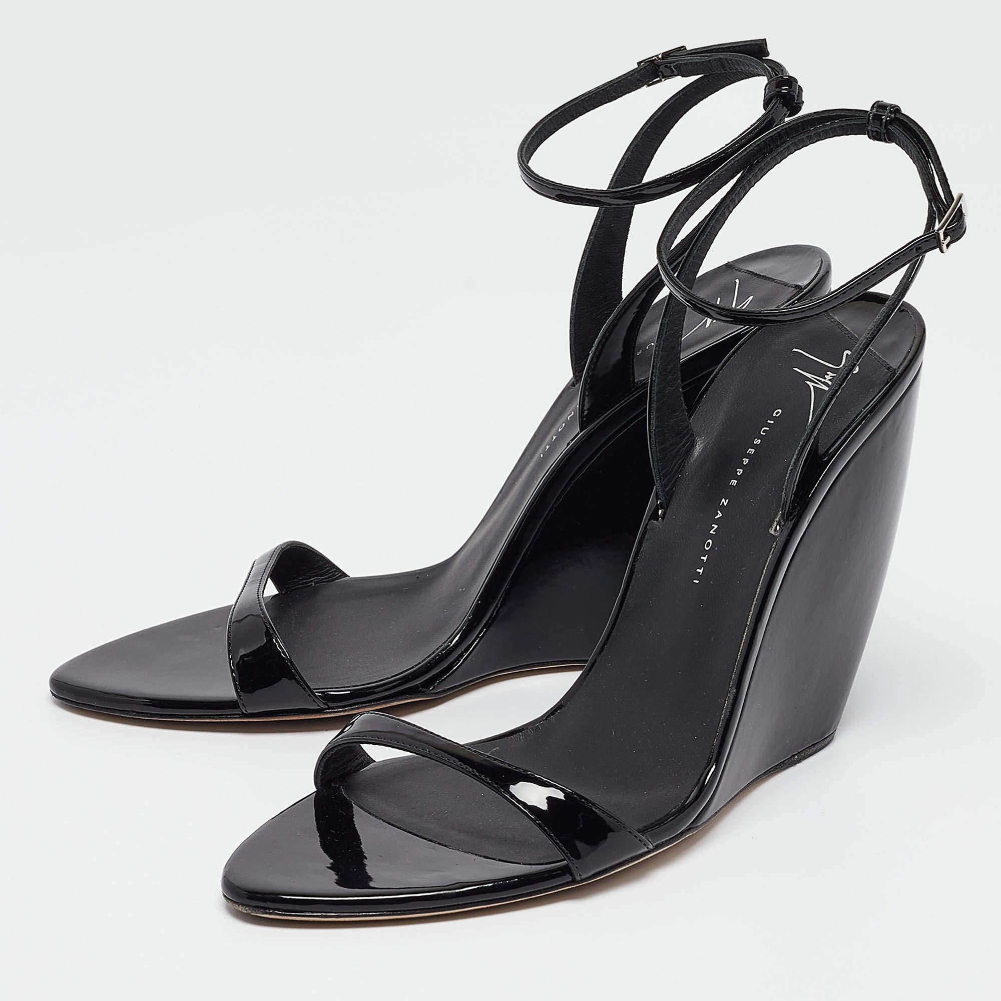 Wear these designer sandals to spruce up any outfit. They are versatile chic and can be easily styled. Made using quality materials these sandals are well built and long lasting.
