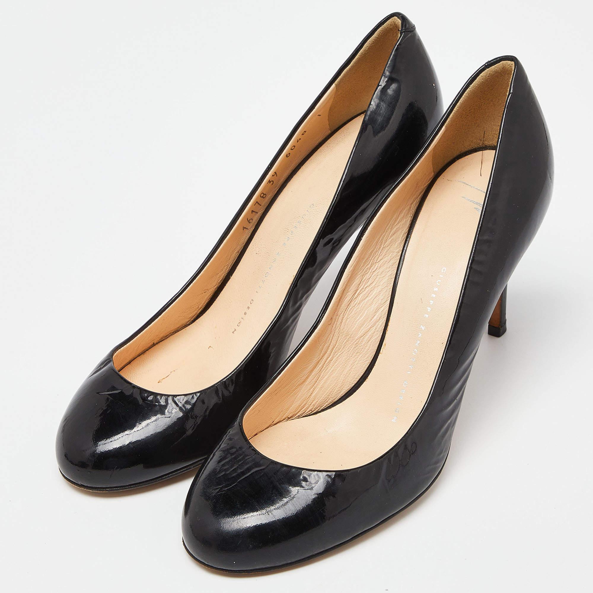Fate una dichiarazione di stile chic con queste décolleté di design. Presentano tacchi robusti e suole resistenti, perfetti per le tue uscite alla moda.
