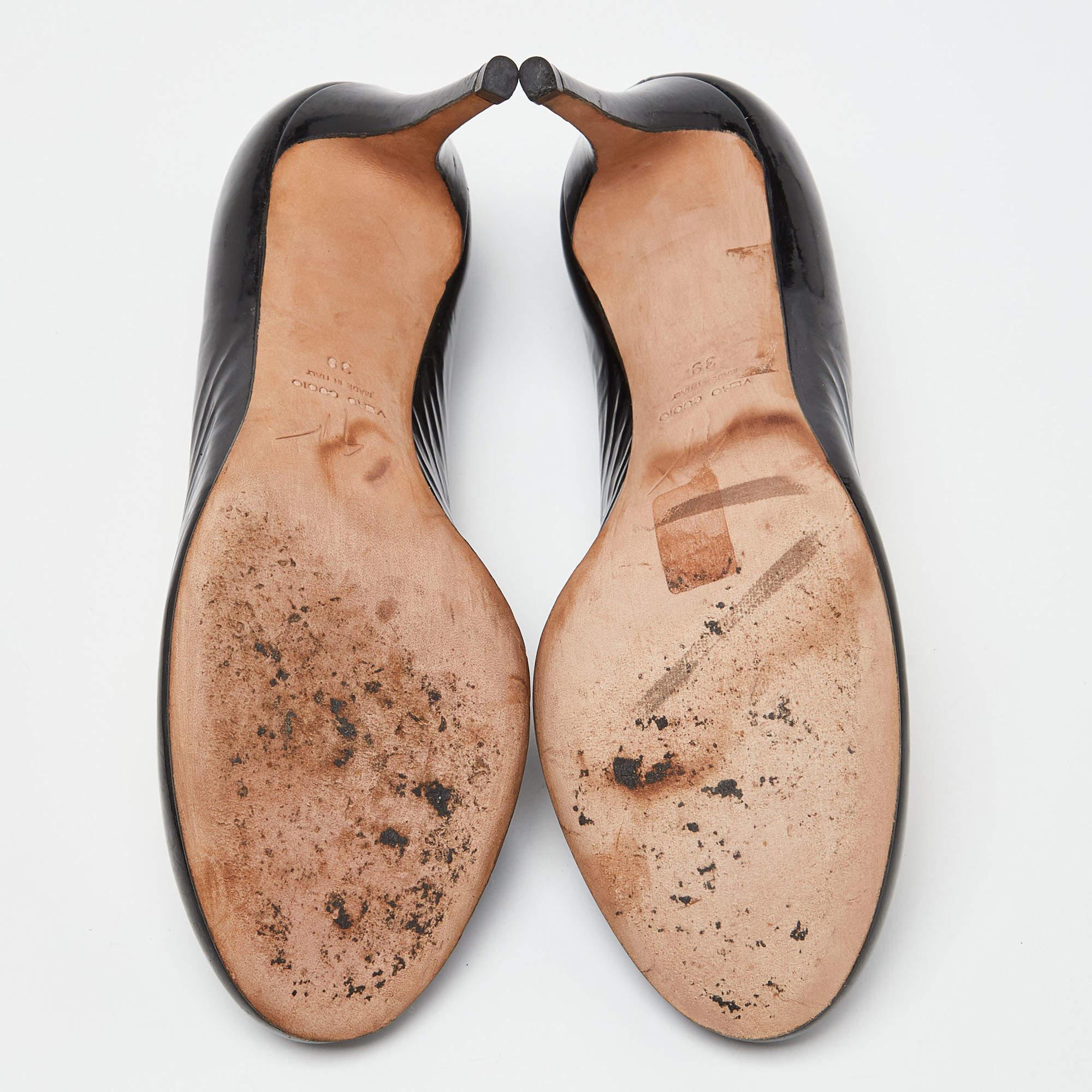 Giuseppe Zanotti - Pompe a punta tonda in vernice nera Taglia 39 in vendita 1