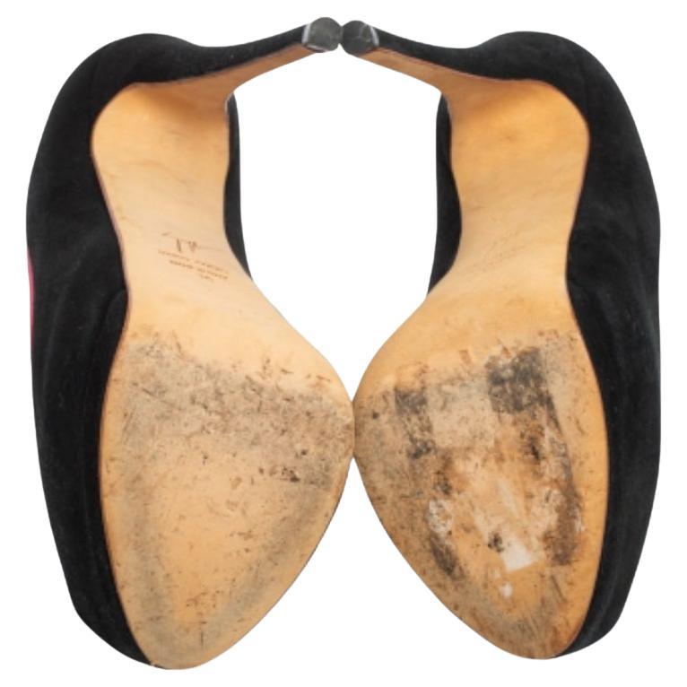 Vous ne pouvez jamais vous tromper avec ces superbes escarpins Giuseppe Zanotti. Confectionnés en Italie, ils sont réalisés en daim et en satin et se déclinent en deux teintes. Elles sont dotées de peep toes, de plates-formes, de talons de 14 cm et