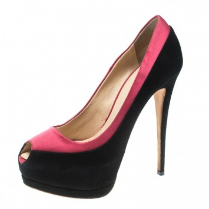 Mit diesen schillernden Pumps von Giuseppe Zanotti sind Sie bereit, den Himmel zu berühren! Die schwarz-rosafarbenen Pumps sind aus Wildleder und Satin gefertigt und haben eine Peep-Toe-Silhouette. Sie sind mit bequemen, ledergefütterten