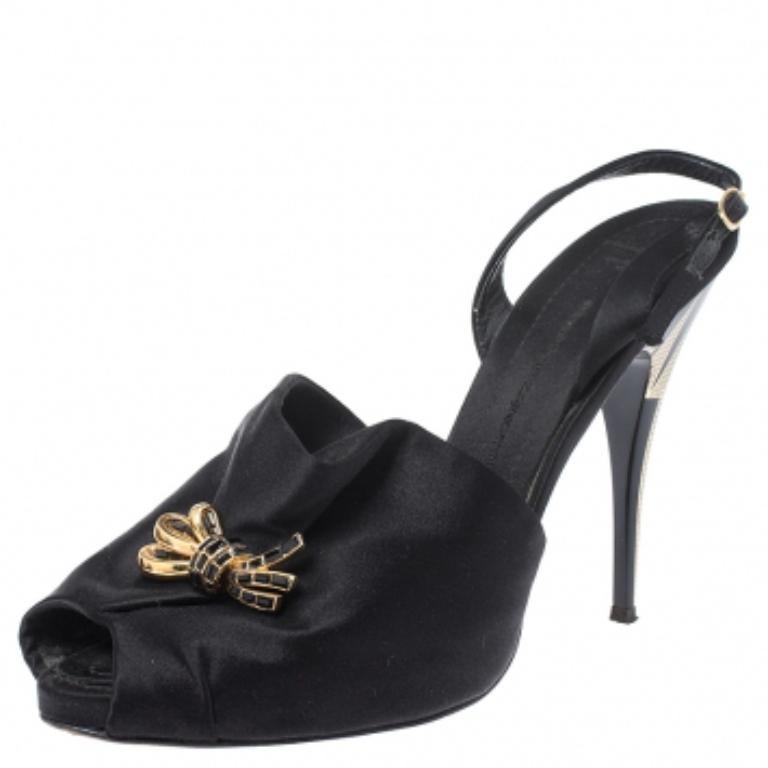 Diese Sandalen von Giuseppe Zanotti verleihen Ihren Füßen einen stilvollen und verspielten Touch. Sie sind aus hochwertigem Satin gefertigt und kommen in Schwarz. Sie haben kristallverzierte Schleifen auf dem Vorderblatt, eine Slingbacke mit