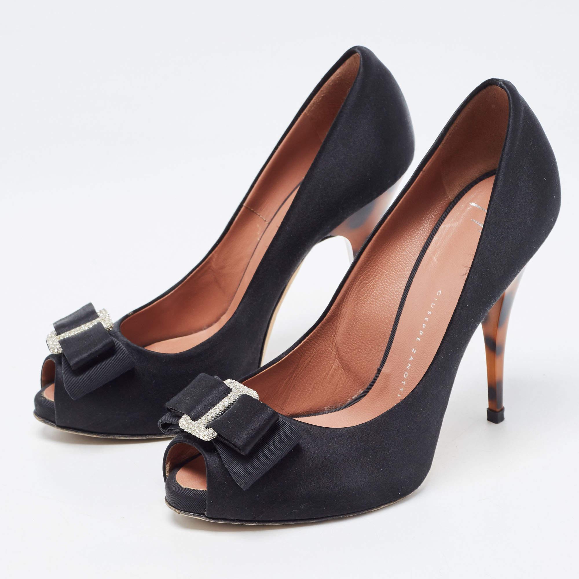 Faites preuve de chic avec ces escarpins de créateur. Ils présentent des talons robustes et des semelles durables, parfaits pour vos sorties à la mode.