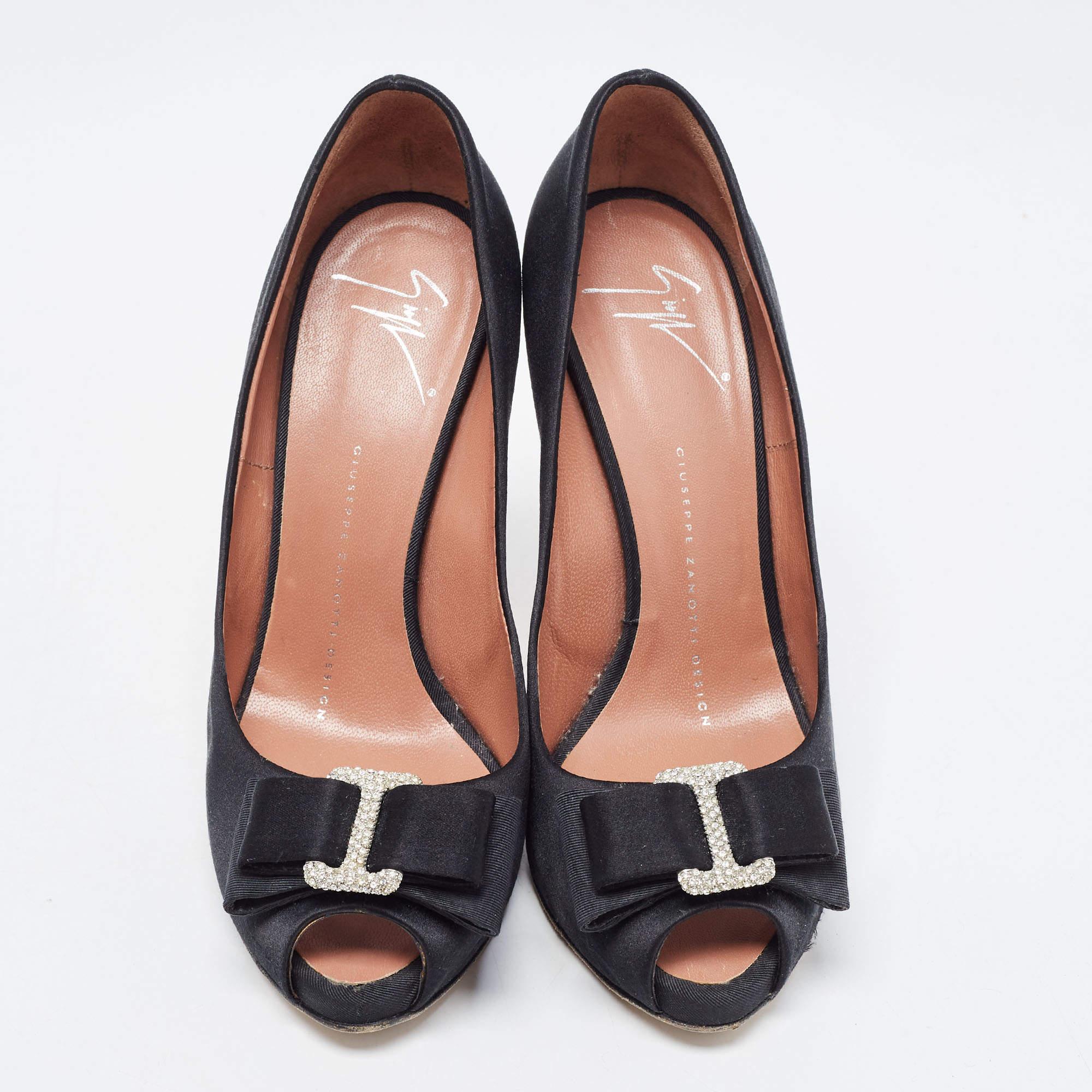 Giuseppe Zanotti Noir Satin Bow Embellished Peep Toe Pumps Size 37.5 Bon état à Dubai, Al Qouz 2
