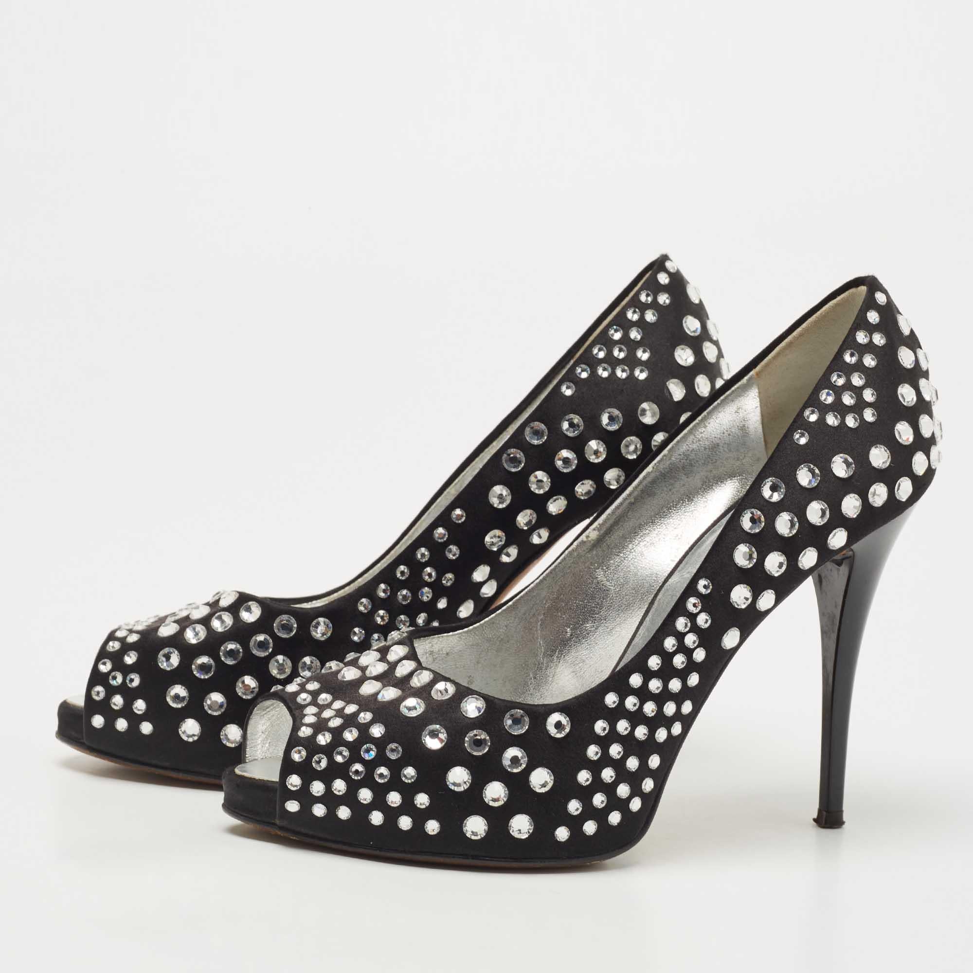 Exhibit an elegant style with this pair of pumps. These elegant shoes are crafted from quality materials. They are set on durable soles and sleek heels.