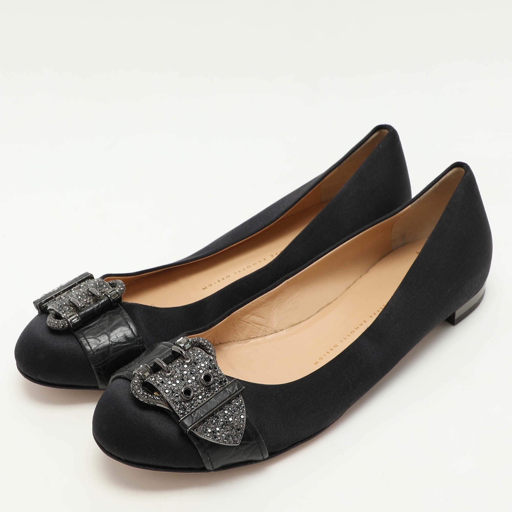 Complete your look by adding these designer ballet flats to your lovely wardrobe. They are crafted skilfully to grant the perfect fit and style.