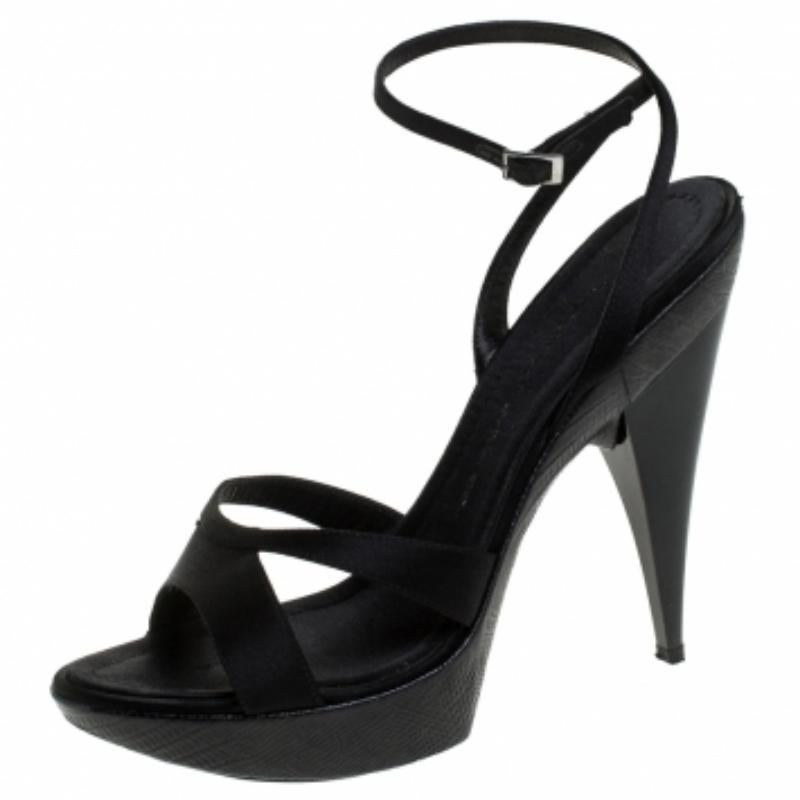 Ces sandales en satin sont avant-gardistes, à la mode et chics. Élevez le charme de votre tenue avec ces sandales à talons hauts. Cette paire de Giuseppe Zanotti apportera à vos pieds une touche de style et d'espièglerie. Vous devez ajouter ces