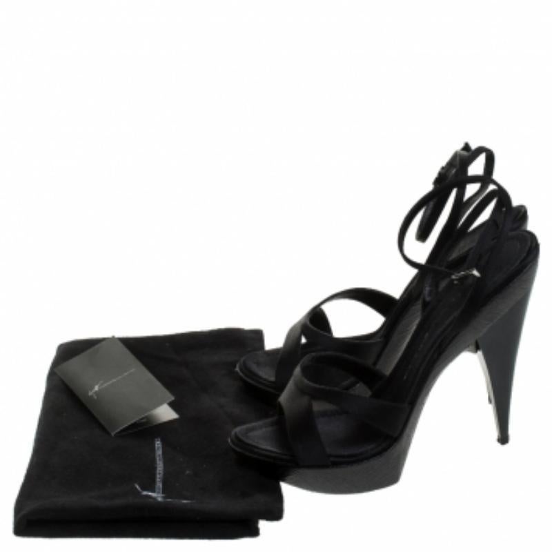 Noir Giuseppe Zanotti Sandales à plateforme en satin noir Taille 40.5 en vente