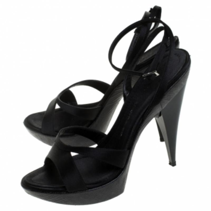Giuseppe Zanotti Sandales à plateforme en satin noir Taille 40.5 État moyen - En vente à Dubai, Al Qouz 2