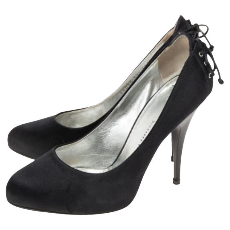Affichez un look à la fois simple et audacieux avec ces superbes escarpins Giuseppe Zanotti. Fabriquées en satin de qualité, elles se déclinent dans une nuance classique de noir. Elles sont dotées d'un bout rond, de lacets sur les contreforts et de