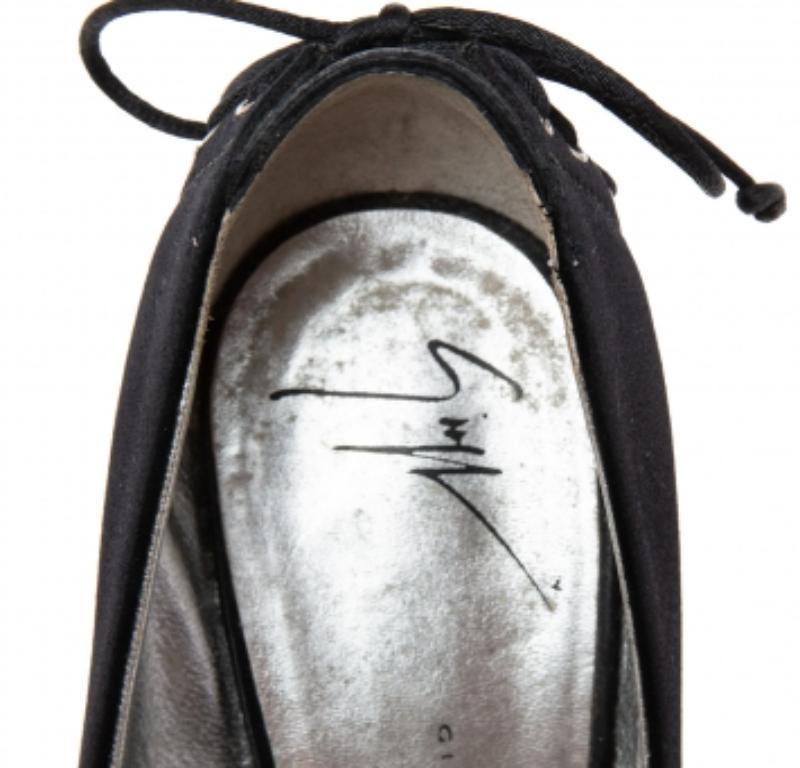 Giuseppe Zanotti Escarpins à bouts ronds en satin noir Taille 37,5 État moyen - En vente à Dubai, Al Qouz 2