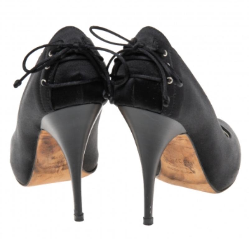 Giuseppe Zanotti Escarpins à bouts ronds en satin noir Taille 37,5 en vente 1