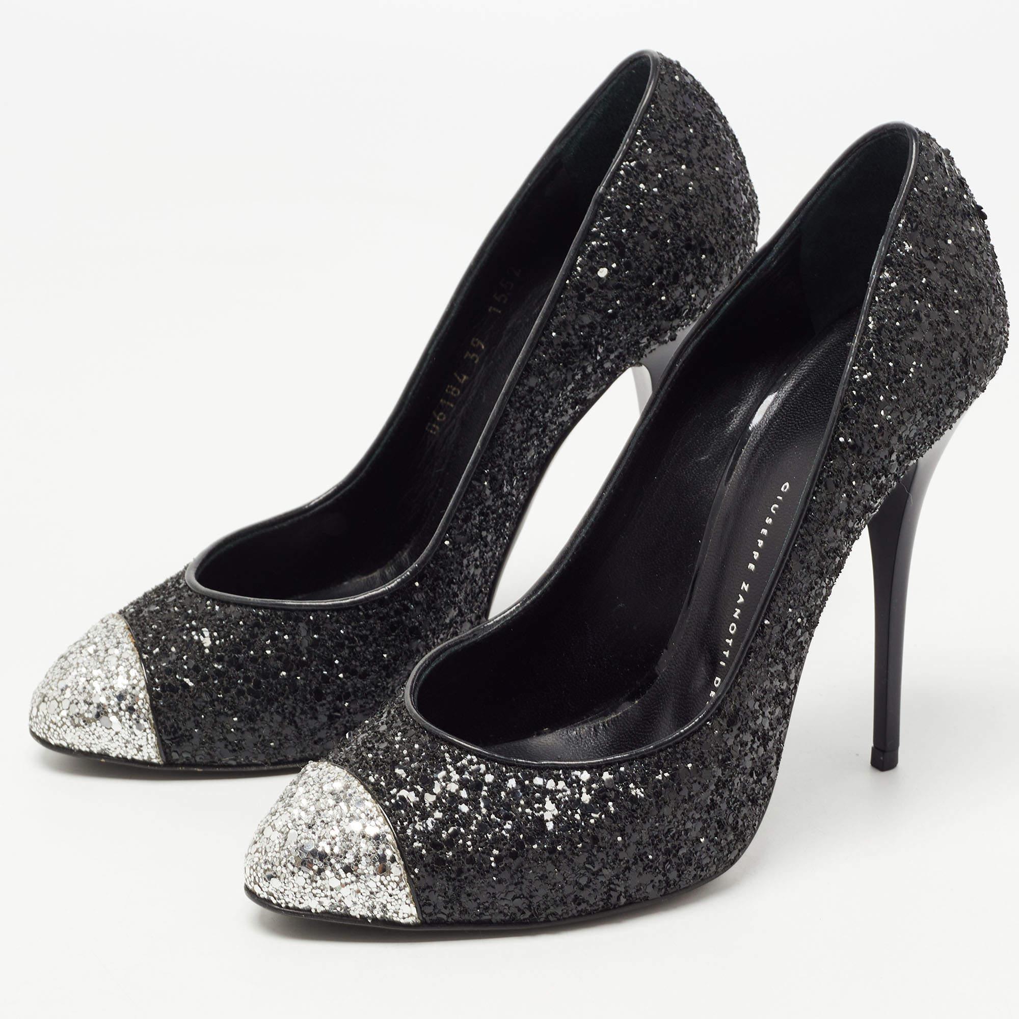 Ogni ragazza ha bisogno di un paio di décolleté Giuseppe Zanotti nel suo armadio. Queste décolleté scintillanti sono realizzate in glitter con tacco di 12 cm e punta a mandorla e solette con marchio.