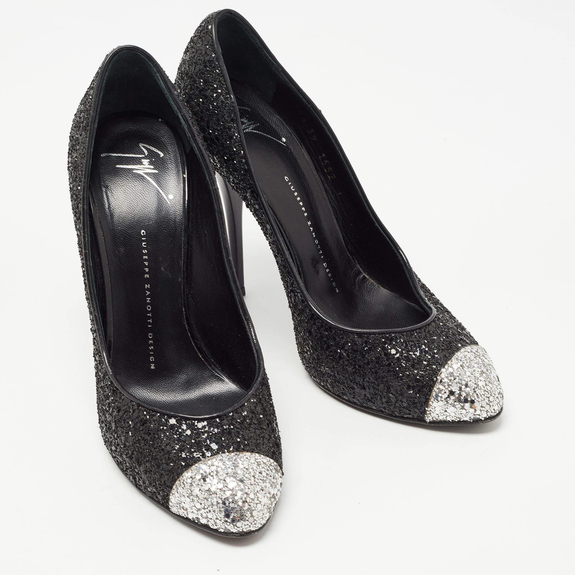 Giuseppe Zanotti Black/Silver Coarse Glitter Cap Toe Pumps Size 39 In condizioni buone in vendita a Dubai, Al Qouz 2