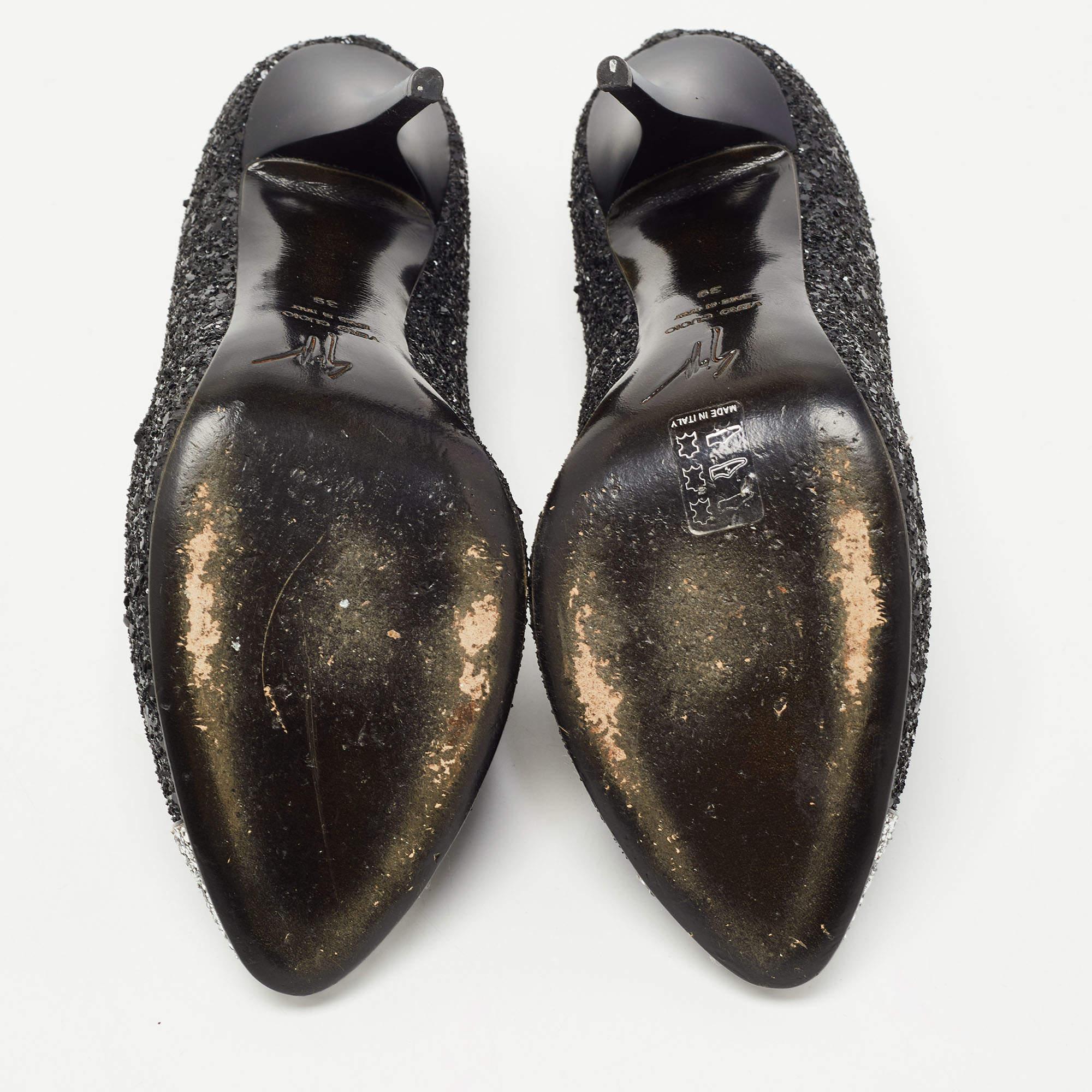 Giuseppe Zanotti Black/Silver Coarse Glitter Cap Toe Pumps Size 39 in vendita 1