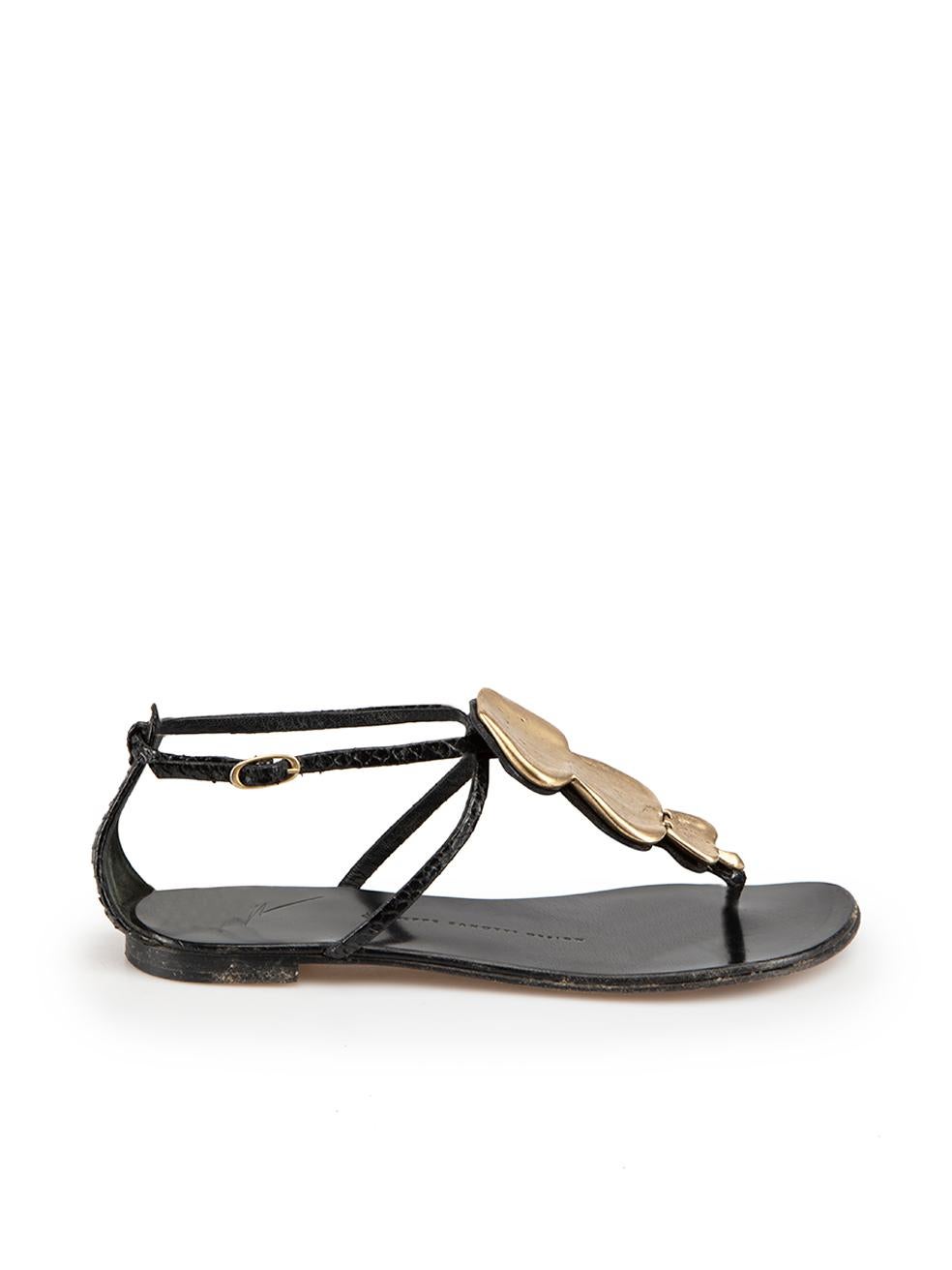 CONDIT ist gut. Allgemeine Abnutzung der Schuhe ist offensichtlich. Mäßige Abnutzungserscheinungen an beiden Schuhsohlen, Absätzen und goldenen Details mit Abschürfungen und Kratzern auf dem Leder dieses gebrauchten Giuseppe Zanotti