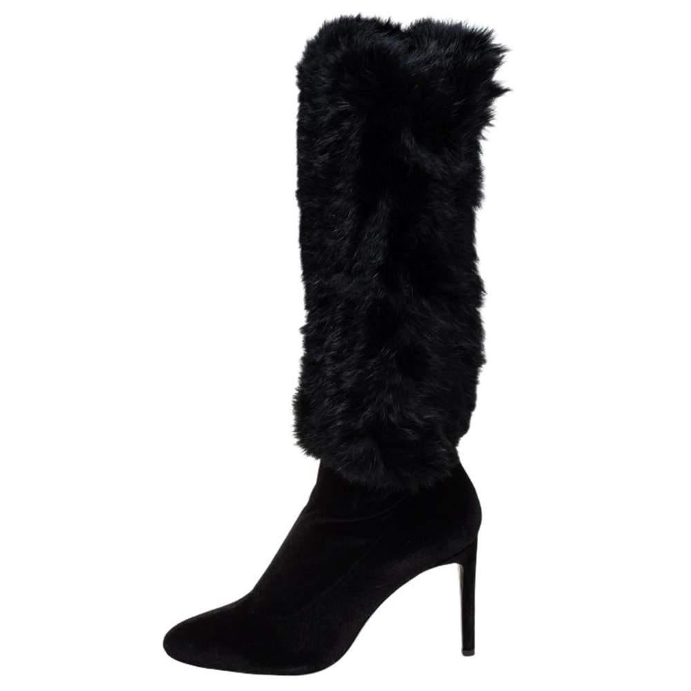 One of the finest pair of boots you will ever own is this fabric & fur pair. Treat yourself to these chic pair of these Giuseppe Zanotti knee-high boots. They have a black hue, leather insoles and 10 cm heels. They are finished with leather & rubber