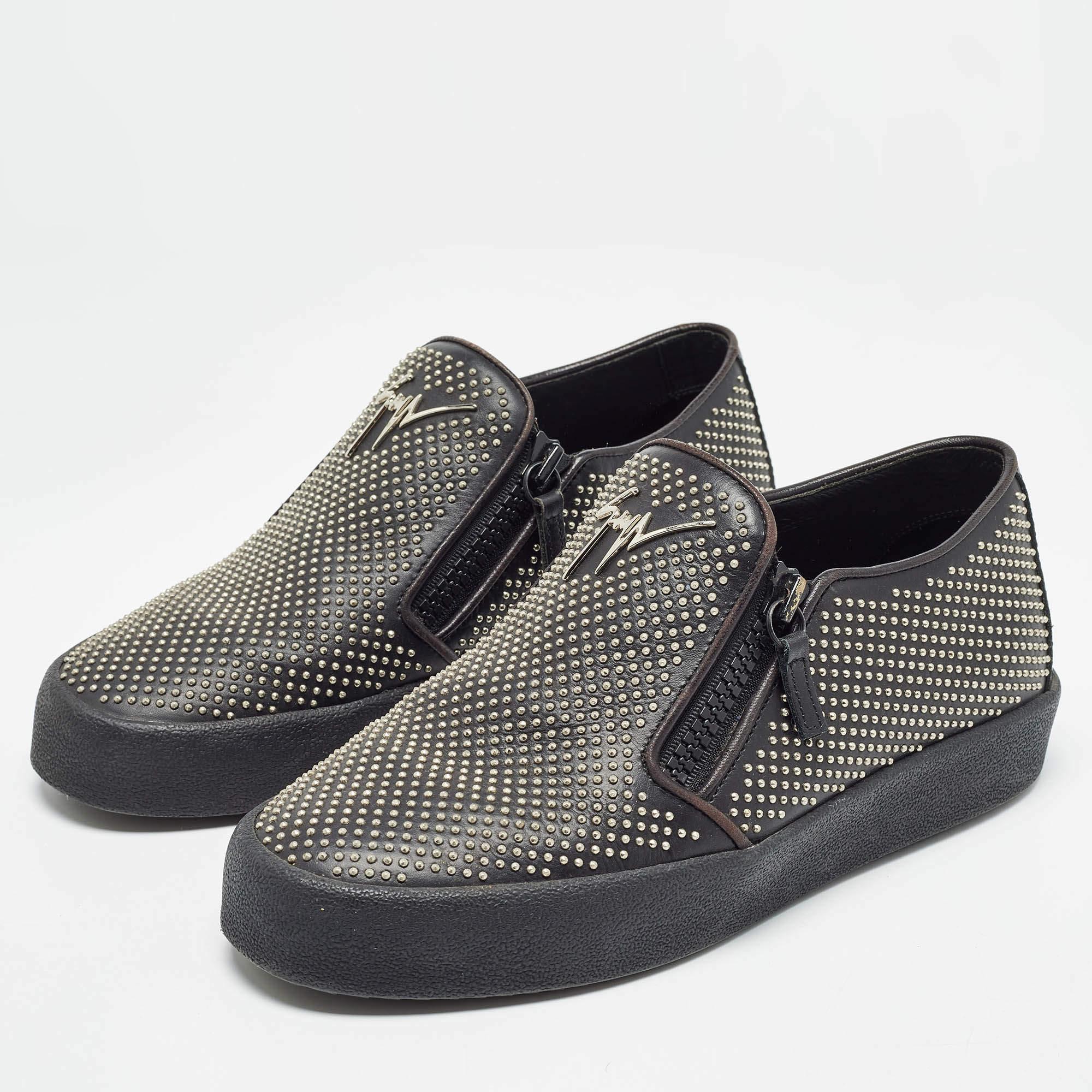 Con una silhouette classica, queste sneakers firmate sono una combinazione perfetta di lusso, comfort e stile. Queste sneakers sono progettate con dettagli firmati e solette confortevoli.