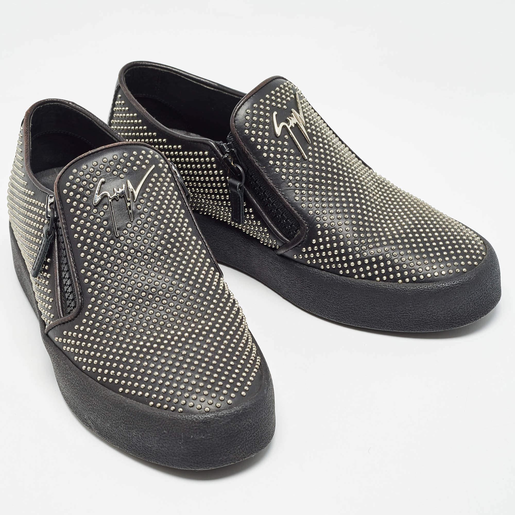 Giuseppe Zanotti - Sneakers Eve Slip On in pelle nera con borchie - Taglia 40 In condizioni buone in vendita a Dubai, Al Qouz 2