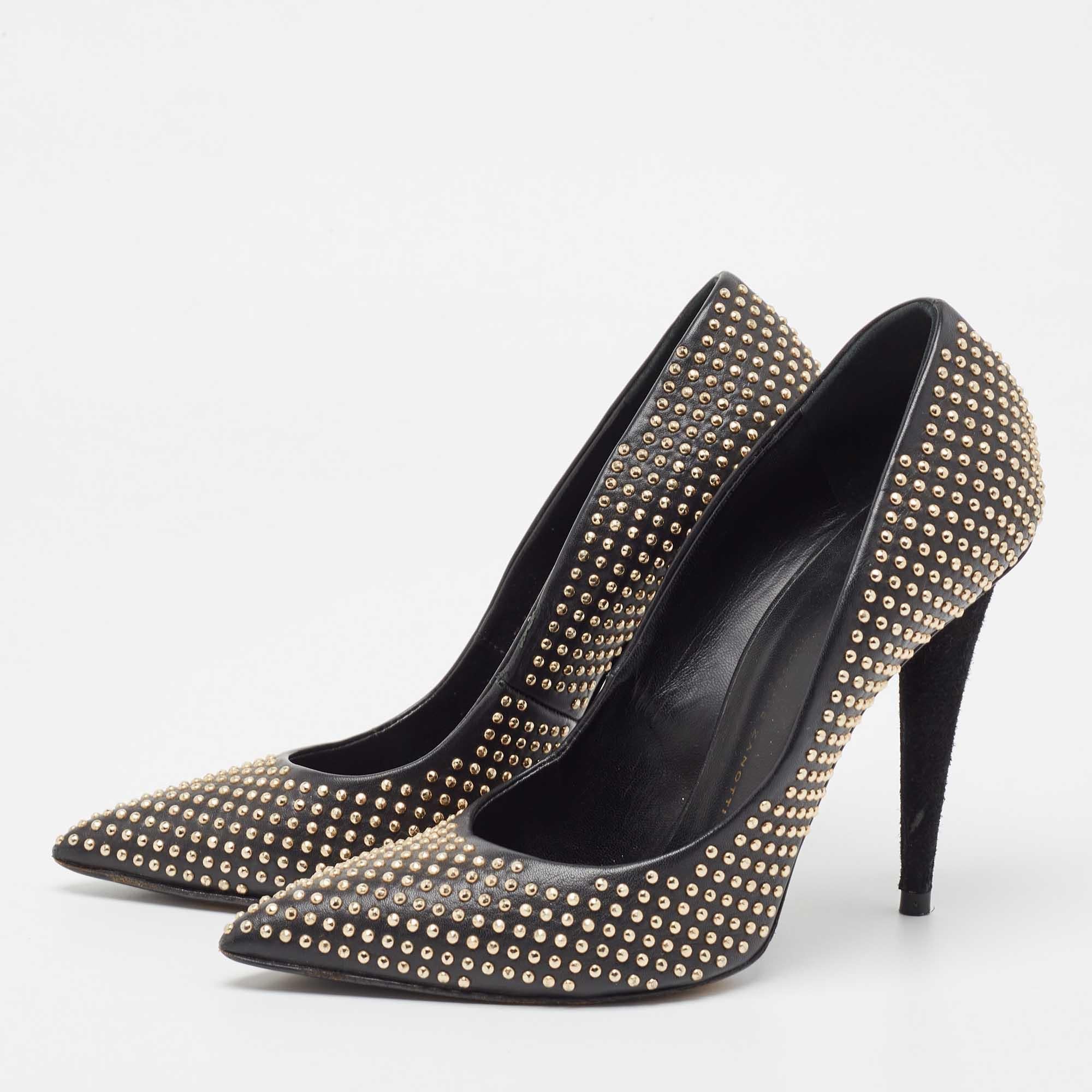 Faites preuve de chic avec ces escarpins de créateur. Ils présentent des talons robustes et des semelles durables, parfaits pour vos sorties à la mode.