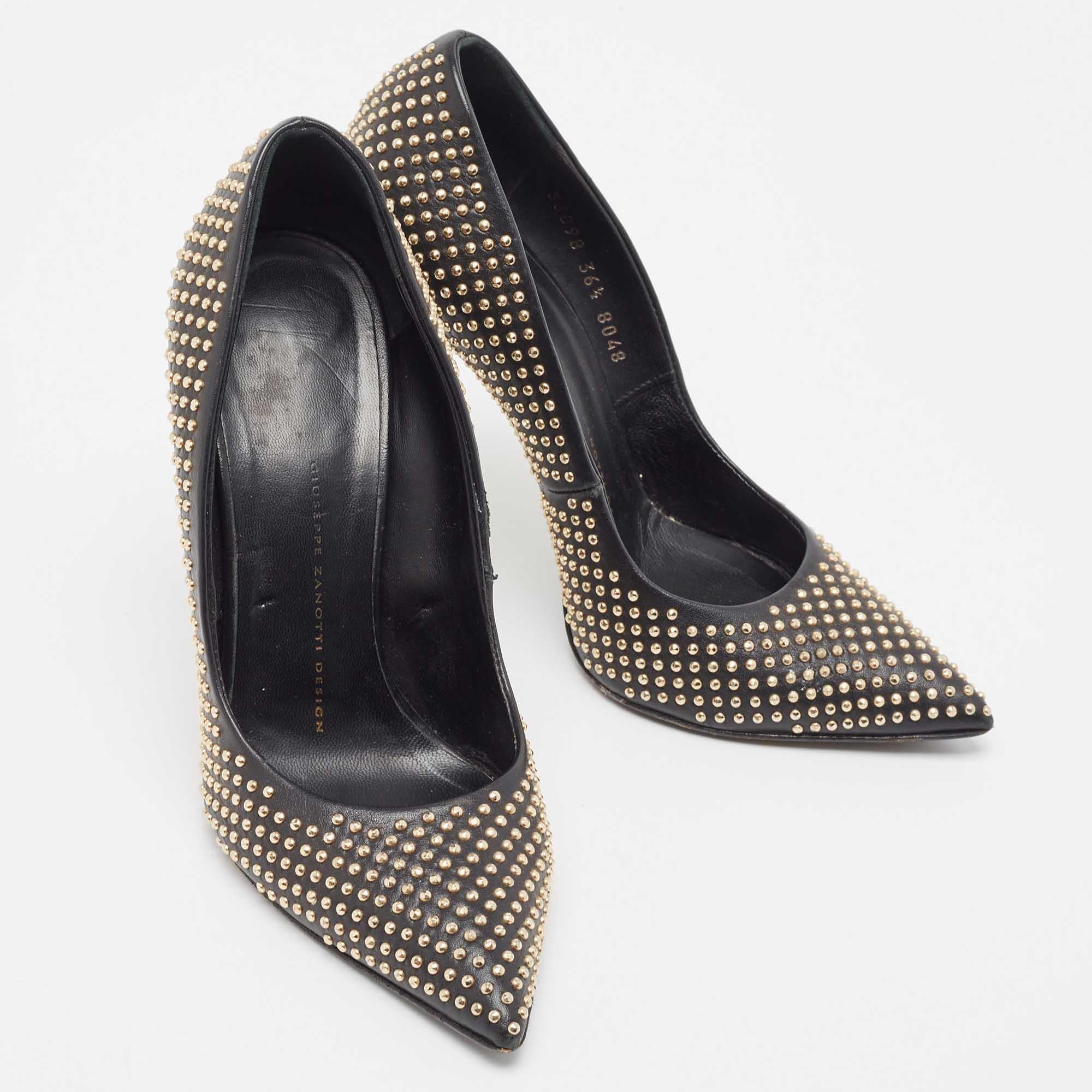 Giuseppe Zanotti escarpins Ester cloutés noirs taille 36,5 Bon état - En vente à Dubai, Al Qouz 2