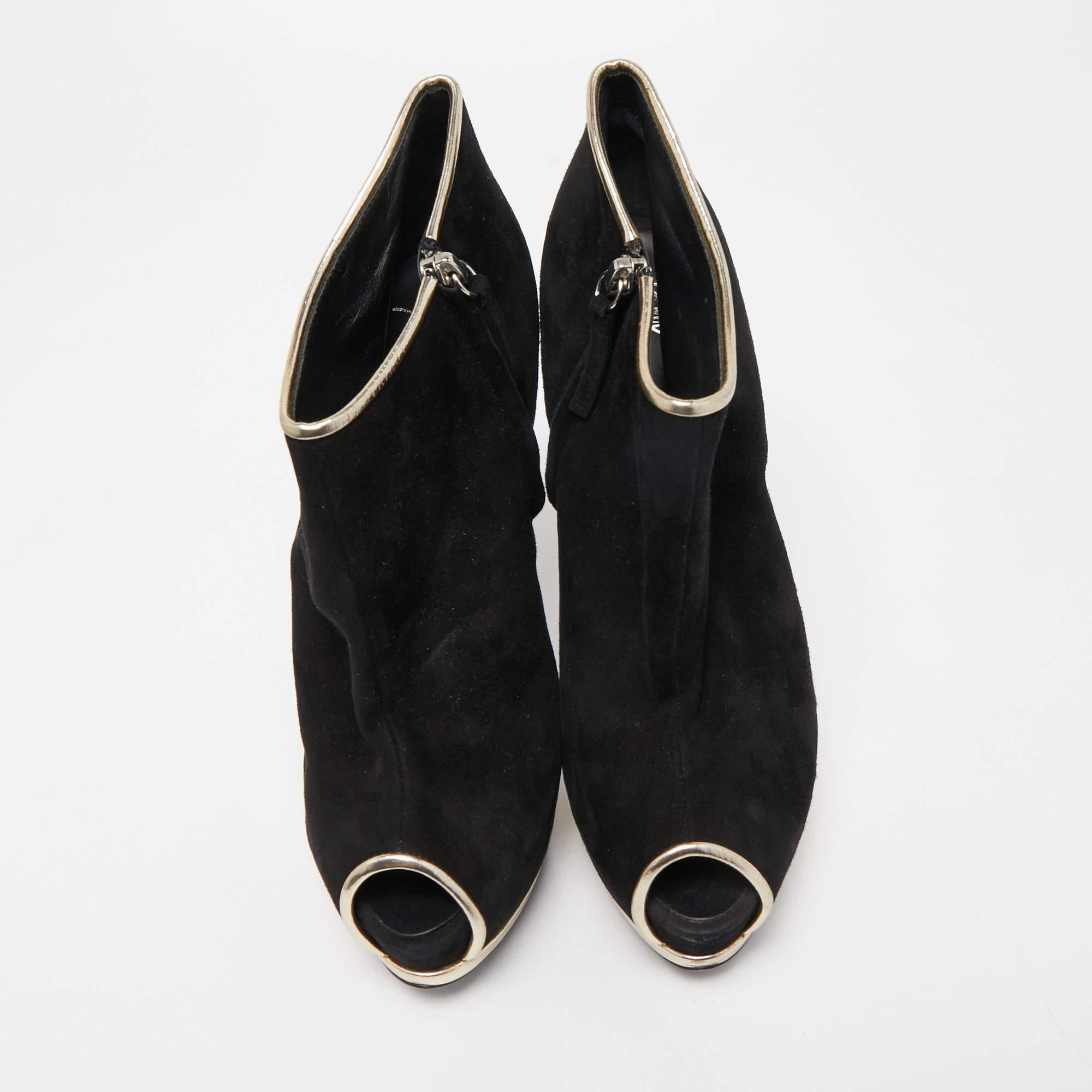 The Giuseppe Zanotti ankle boots exude timeless elegance. Crafted with meticulous attention to detail, these boots feature a seamless blend of sumptuous black suede and luxurious leather. The sleek design, complemented by a sturdy heel and expert