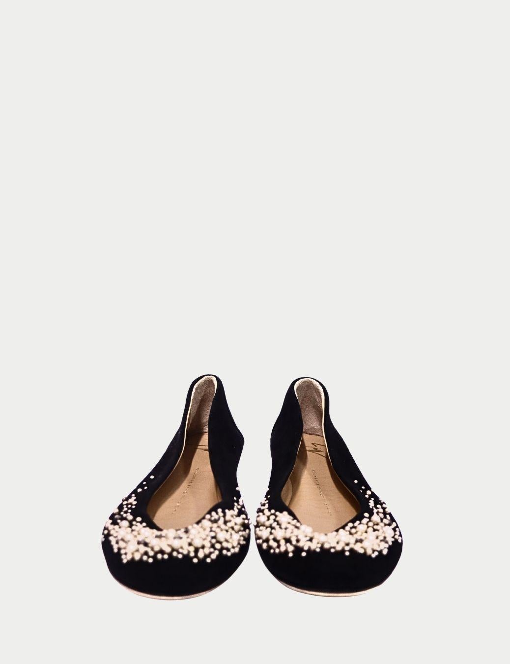 Giuseppe Zanotti Ballerine in camoscio nero - Punta impreziosita da perle

L'eleganza raffinata incontra l'allure moderna in queste ballerine in pelle scamosciata nera di Giuseppe Zanotti, squisitamente dettagliate con perle sparse lungo la punta.