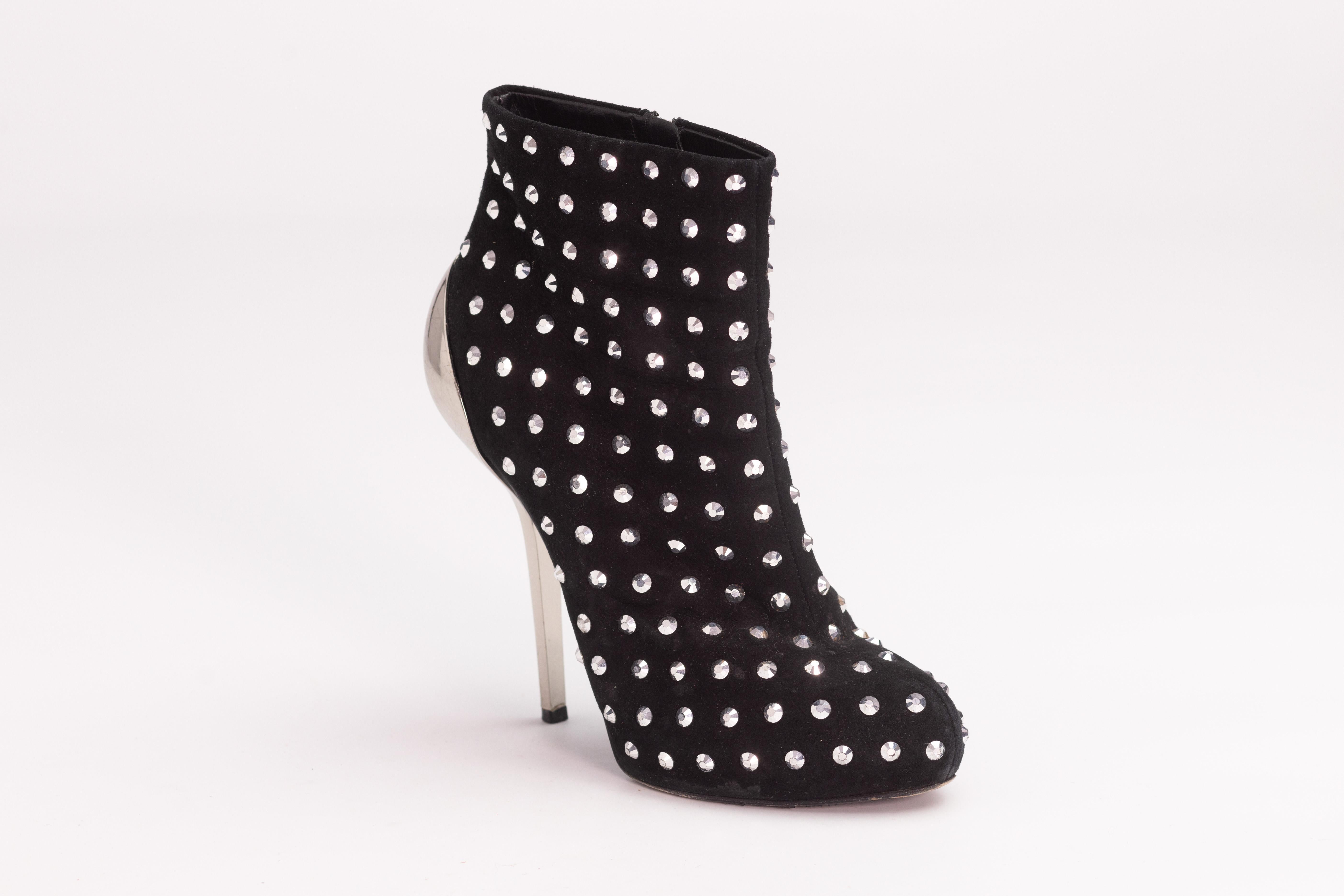 GIUSEPPE ZANOTTI BLACK SUEDE CRYSTAL EMBELLISHED BOOTS (EU 38)

Color: Black
Material: Suede with crystal embellishments
Size: 38 EU / 7 US
Heel Height: 125 mm / 5”
Platform Height: 25 mm / 1” 
Condition: Good. Scratches, scuffs and wear to the